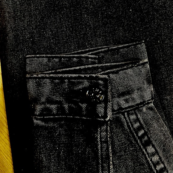 BLACK CROPPED FRAYED JEAN JACKET. - Picture 9 of 10